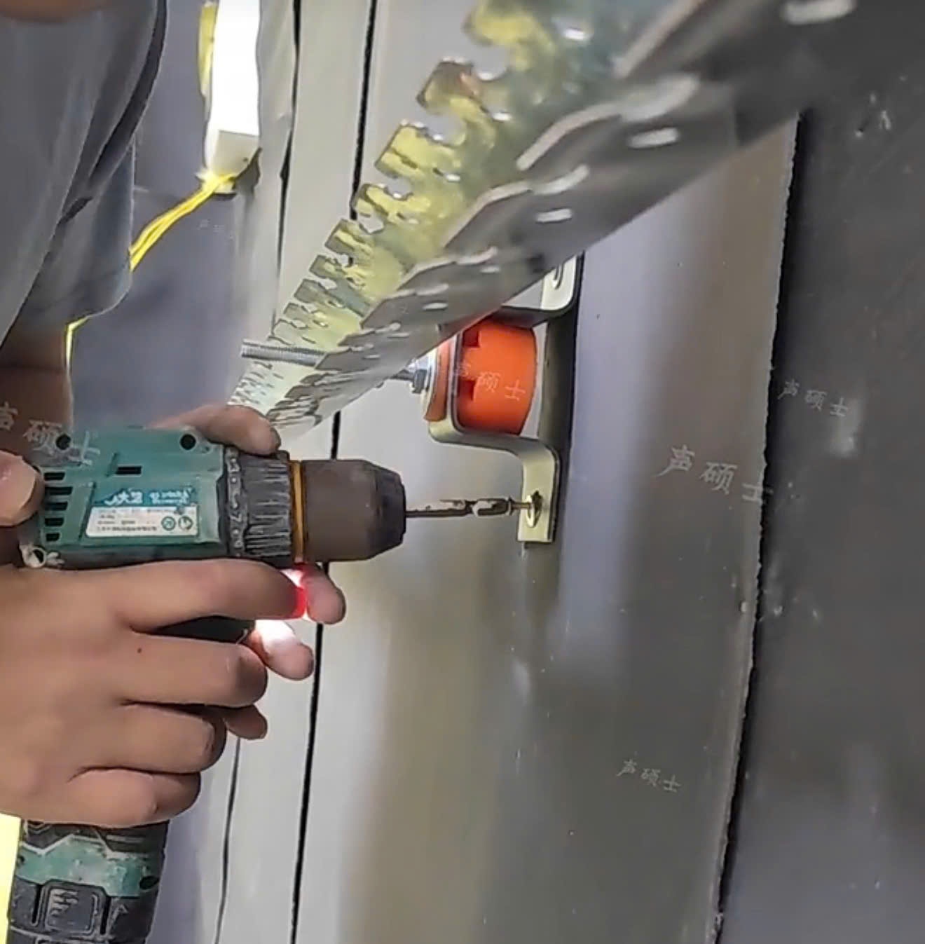 Giảm Xóc Trần (Ceiling Shock Absorber) lò so giảm trấn